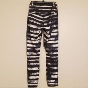 Lululemon Athletica Black and Wunder Under White Patterned Leggings Size 4